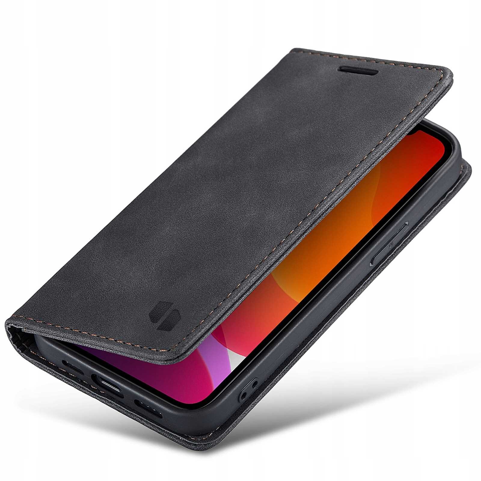 Czarne etui z klapką na telefon, z widocznym ekranem urządzenia w środku. Na klapce znajduje się subtelne logo producenta.