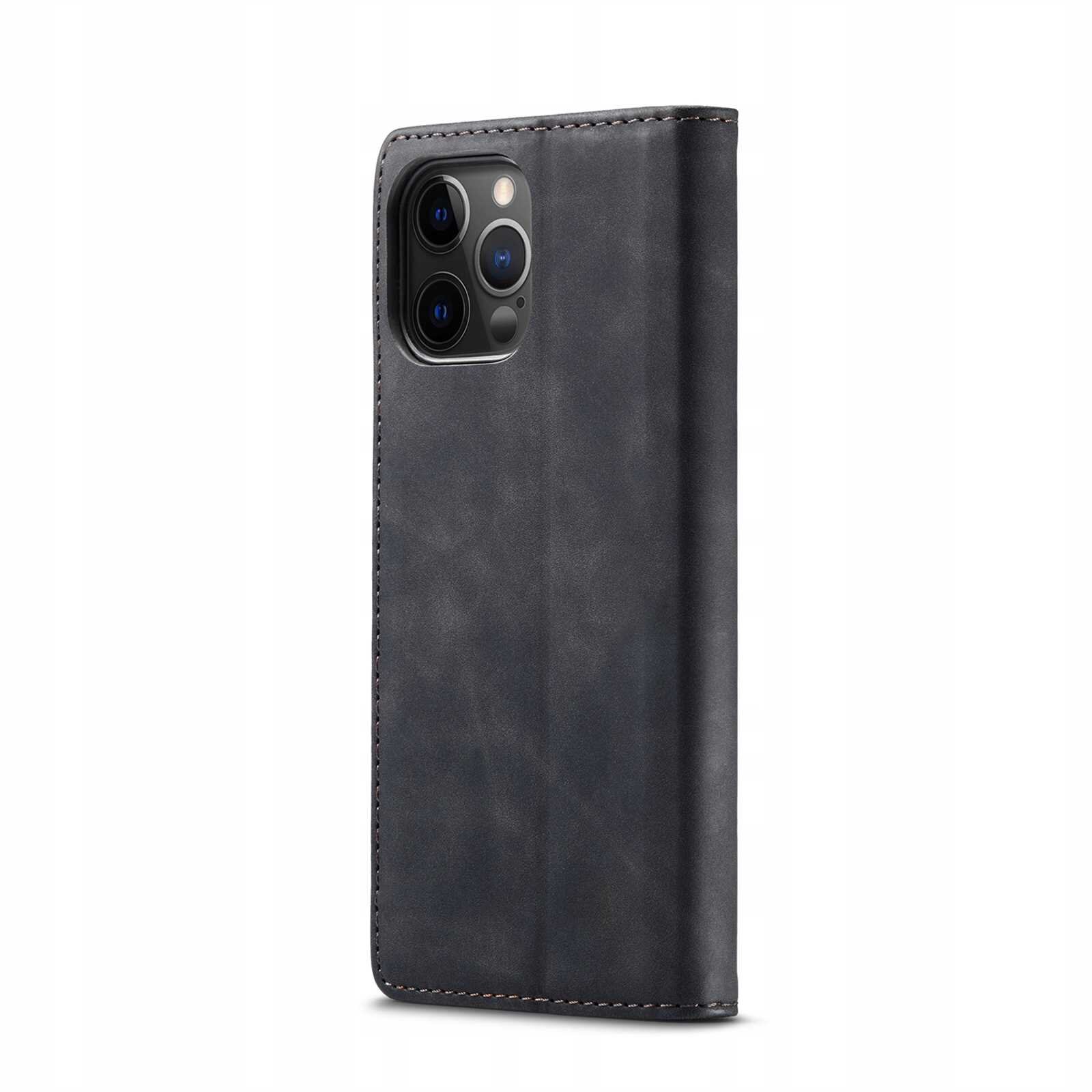 Czarne etui z klapką na telefon, z widocznymi trzema obiektywami aparatu i lampą błyskową. Etui ma gładką powierzchnię i widoczne przeszycia na krawędziach.