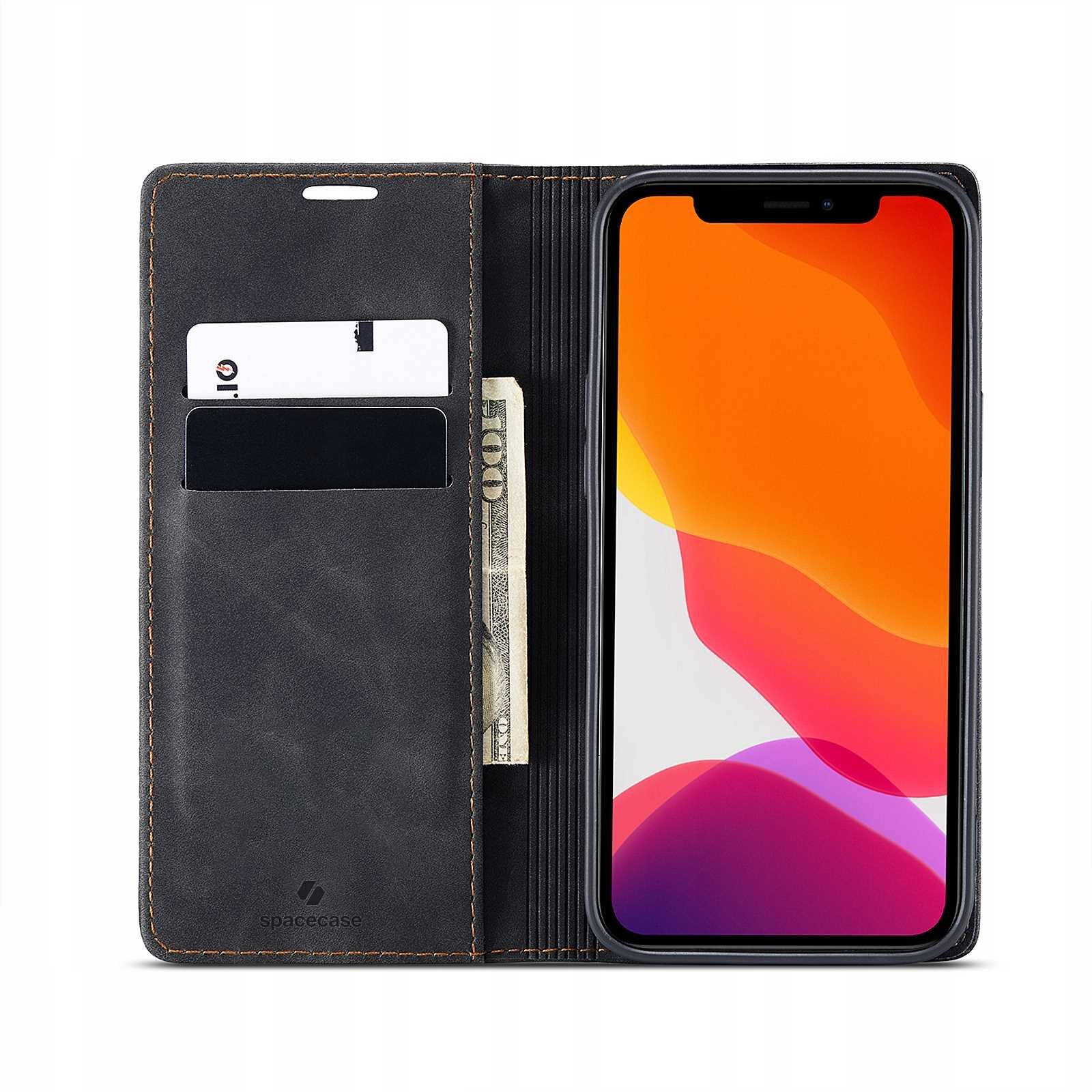 Czarne etui z klapką na telefon, z miejscem na karty i banknoty, obok którego znajduje się telefon z kolorowym ekranem. Na etui widoczne jest logo \'spacecase\'.
