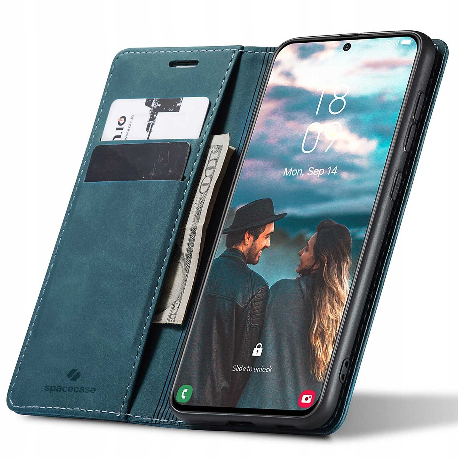 Etui z klapką w kolorze niebieskim z miejscem na karty i banknoty, obok znajduje się telefon z wyświetlaczem pokazującym parę patrzącą na siebie. Na etui widoczne jest logo \'spacecase\'.