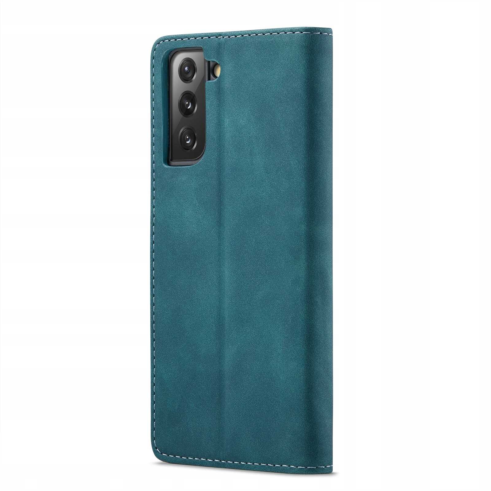 Niebieskie etui z klapką na telefon z trzema widocznymi otworami na aparat. Etui ma gładką powierzchnię i widoczne przeszycia na krawędziach.