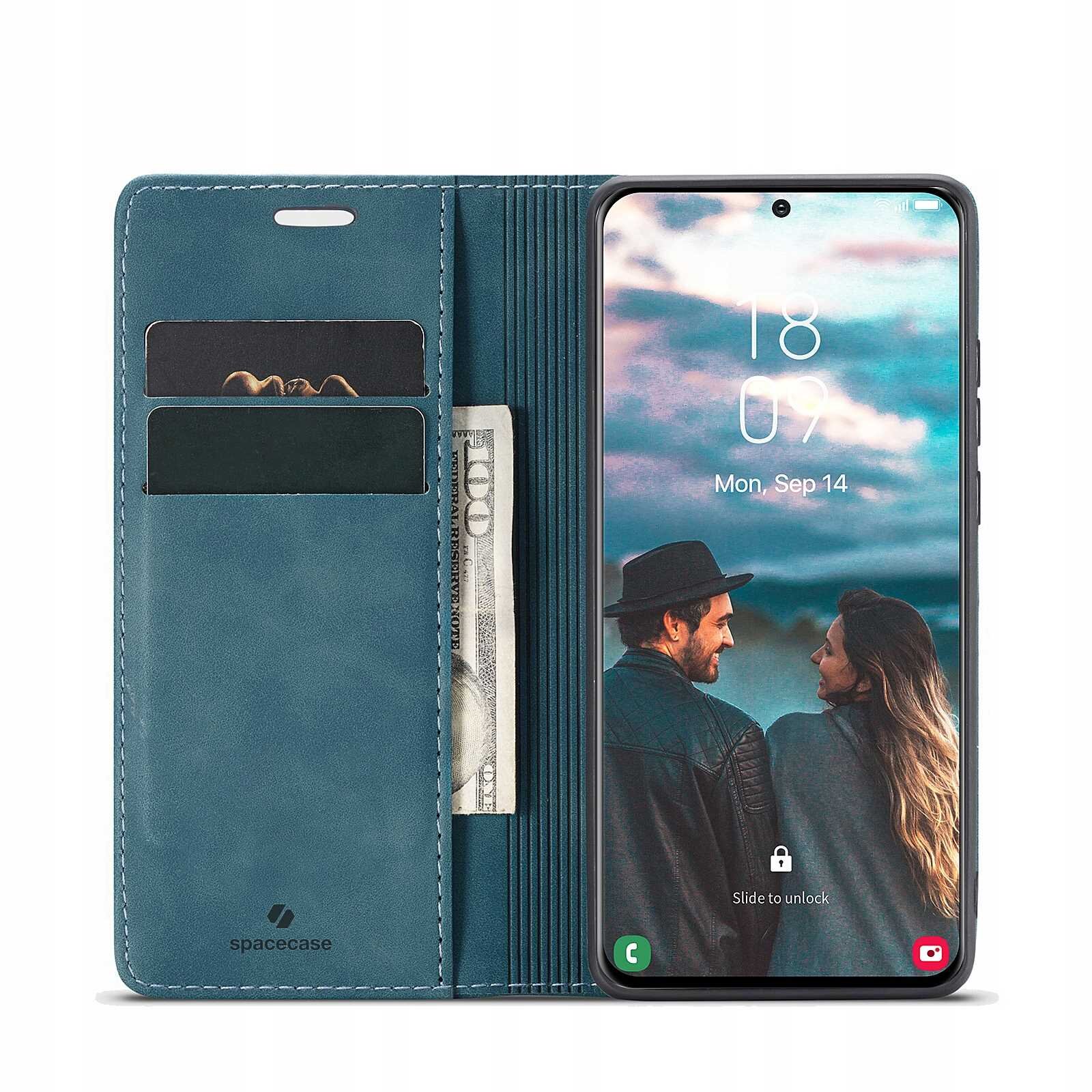 Etui z klapką w kolorze niebieskim z miejscem na karty i banknoty, obok smartfon z wyświetlaczem pokazującym parę ludzi na tle nieba. Na etui widoczne jest logo \'spacecase\'.