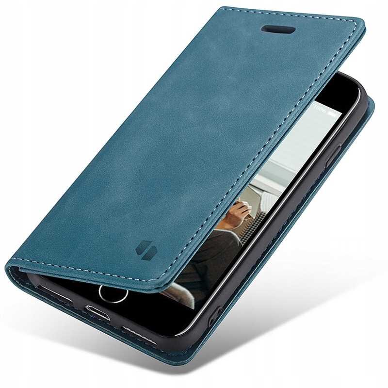 Niebieskie etui z klapką na smartfon, z widocznym logo producenta. Wewnątrz etui znajduje się telefon z wyświetlonym zdjęciem osoby.