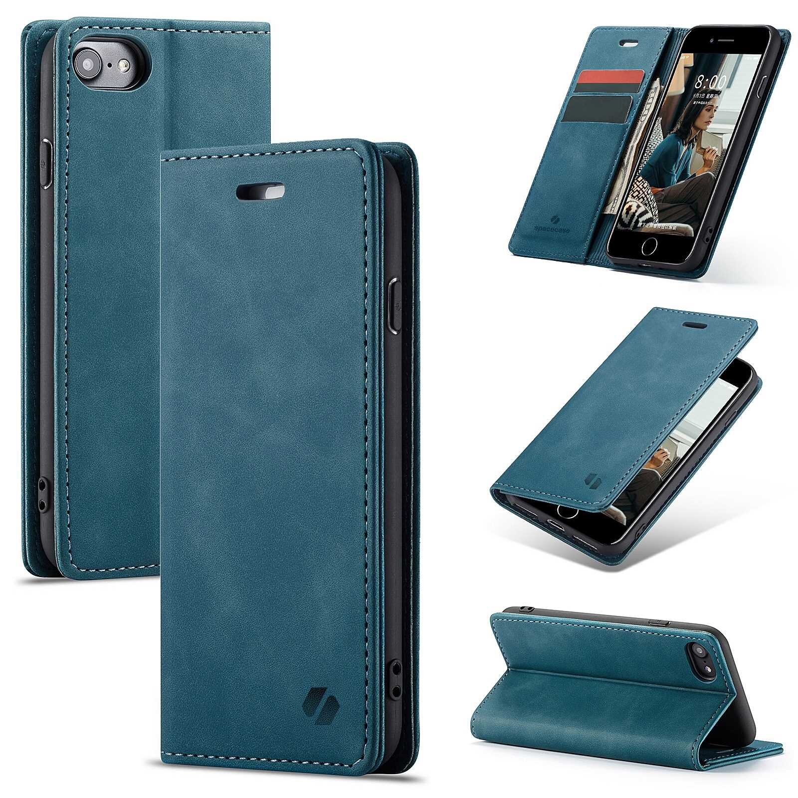 Na obrazie widoczne jest niebieskie etui z klapką do telefonu, które posiada miejsce na karty oraz funkcję stojaka. Etui jest przeznaczone do iPhone 7/8/SE 2020 i ma subtelne logo producenta.
