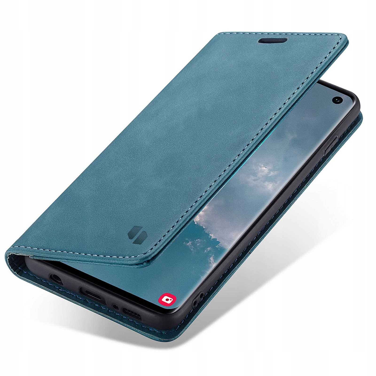 Niebieskie etui z klapką na smartfon, częściowo otwarte, z widocznym ekranem urządzenia. Na klapce znajduje się subtelne logo producenta.