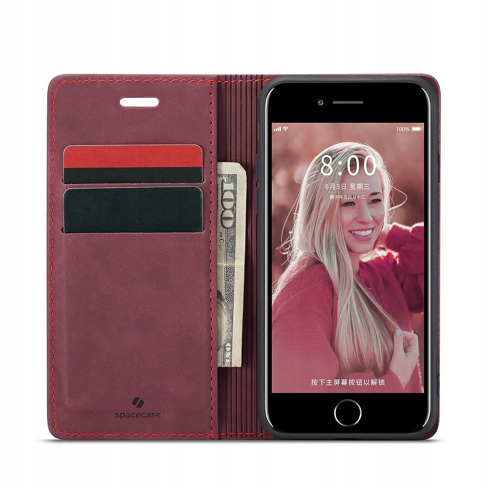 Czerwone etui z klapką na telefon, z miejscem na karty i banknoty, obok telefonu z wyświetlaczem pokazującym godzinę 8:00. Na etui widoczne jest logo \'spacecase\'.