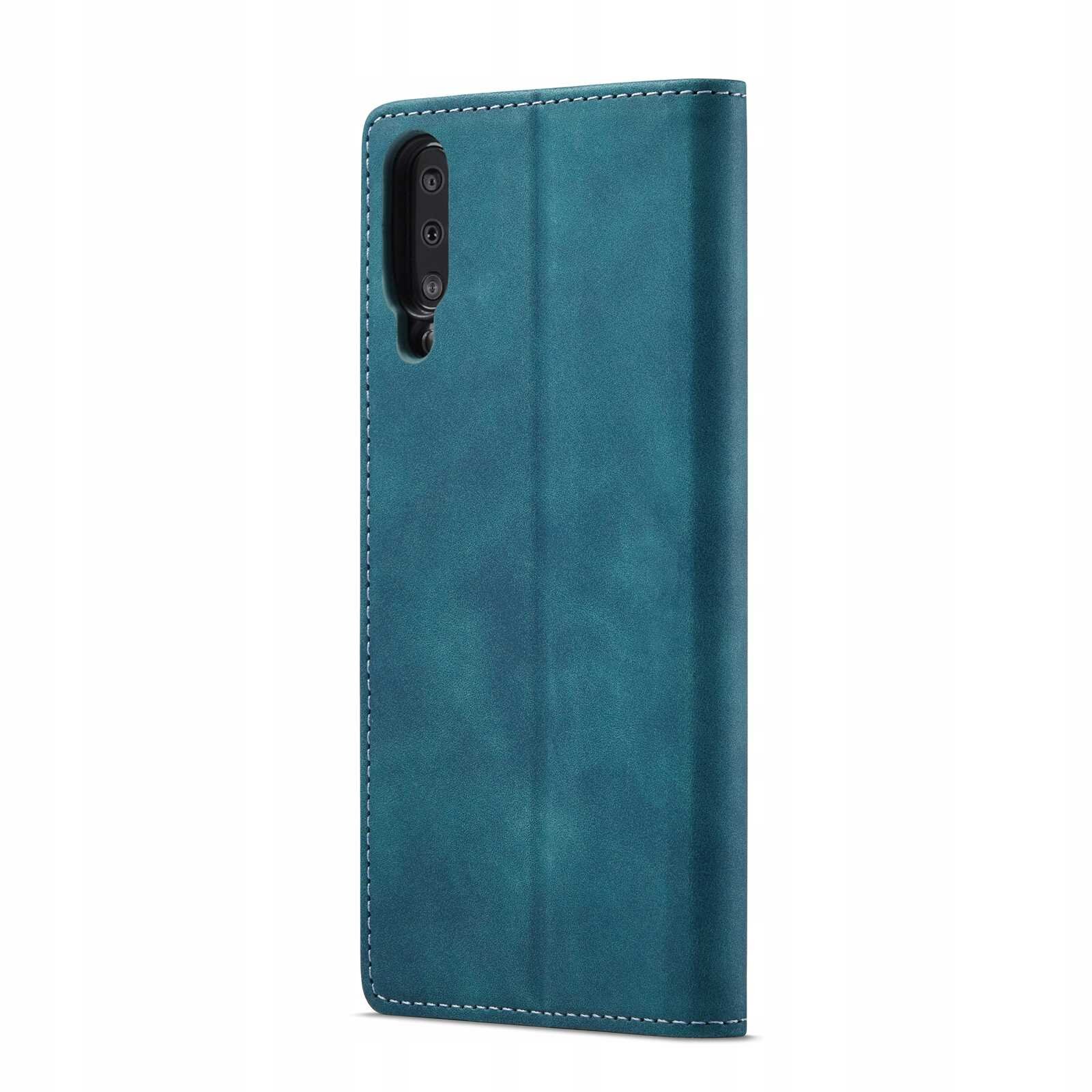 Niebieskie etui z klapką do telefonu, z widocznym wycięciem na aparat. Etui ma delikatne przeszycia na krawędziach.