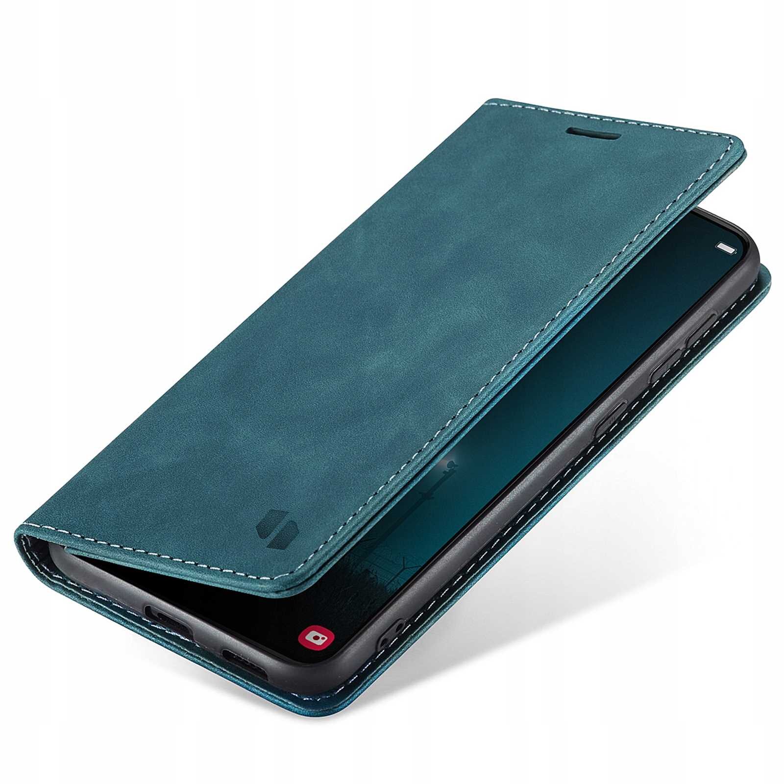 Niebieskie etui z klapką na smartfon, z widocznymi przeszyciami na krawędziach. Na klapce znajduje się logo producenta.