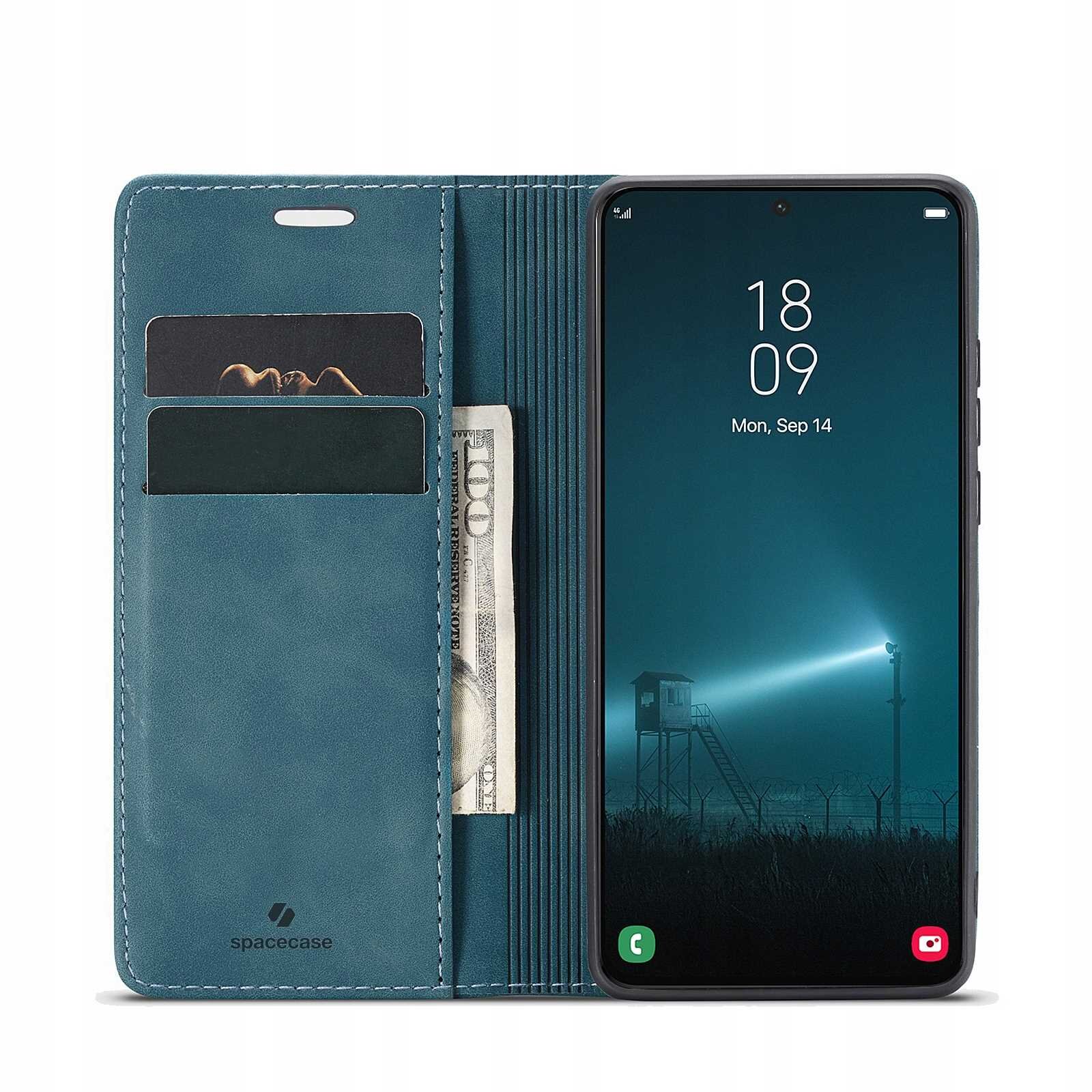 Etui z klapką w kolorze niebieskim z miejscem na karty i banknoty, obok którego znajduje się telefon z wyświetlaczem pokazującym godzinę 18:09 i datę Mon, Sep 14. Na etui widoczne jest logo \'spacecase\'.