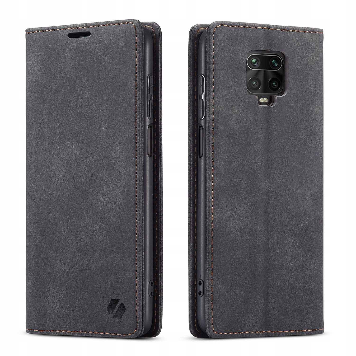 Na obrazie widoczne jest czarne etui z klapką do telefonu, z wycięciem na aparat i logo producenta. Etui ma widoczne przeszycia na krawędziach.