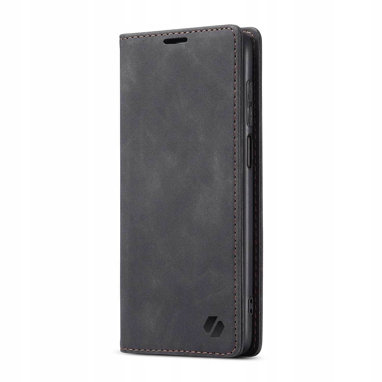Czarne etui z klapką wykonane z materiału przypominającego skórę, z widocznym logo w dolnym rogu. Etui jest zamknięte, a na jego boku widoczne są przyciski telefonu.