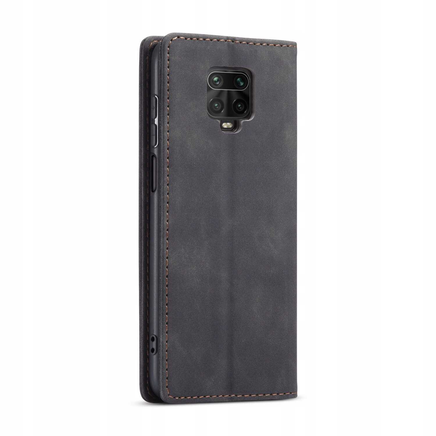 Czarne etui z klapką na telefon z widocznymi wycięciami na aparat i przyciski boczne. Materiał wygląda na skórzany z delikatnym przeszyciem na krawędziach.