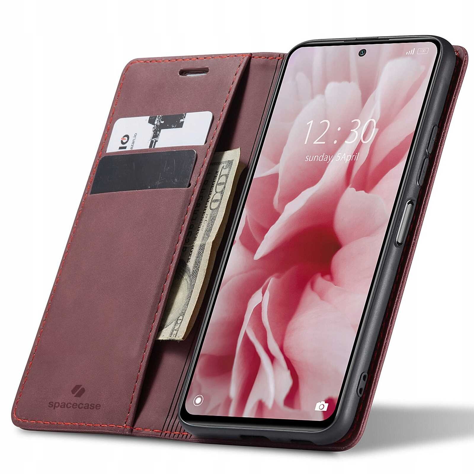 Czerwone etui z klapką na telefon, z miejscem na karty i banknoty, z widocznym logo \'spacecase\'. Telefon w etui wyświetla ekran z różowym motywem kwiatowym i godziną 12:30, niedziela 5 kwietnia.