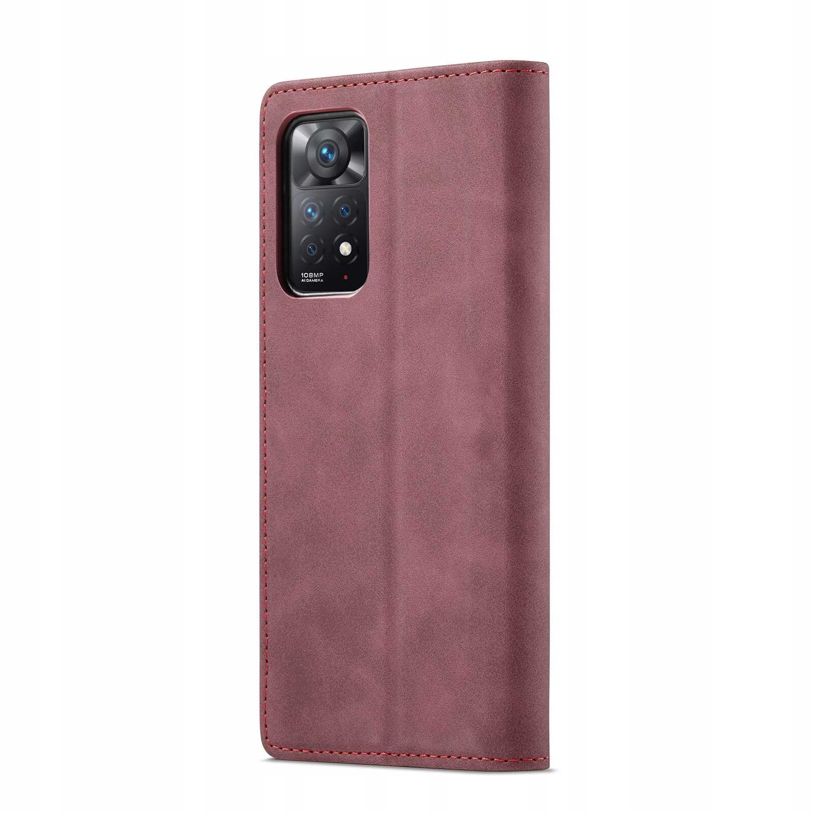 Czerwone etui z klapką na telefon, z wycięciem na aparat fotograficzny. Widoczna jest tylna część etui z aparatem telefonu.
