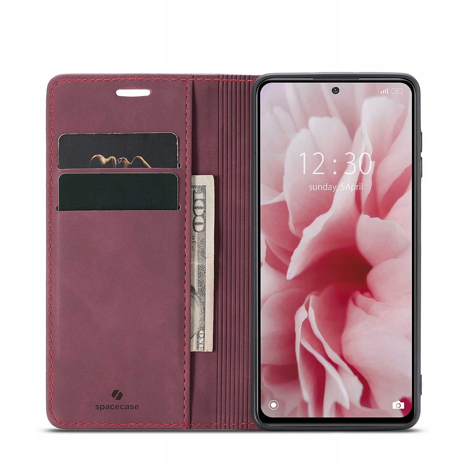 Etui z klapką w kolorze czerwonym z miejscem na karty i banknoty, obok smartfon z wyświetlaczem pokazującym godzinę 12:30 i datę sunday 5 April. Na etui widoczne jest logo \'spacecase\'.