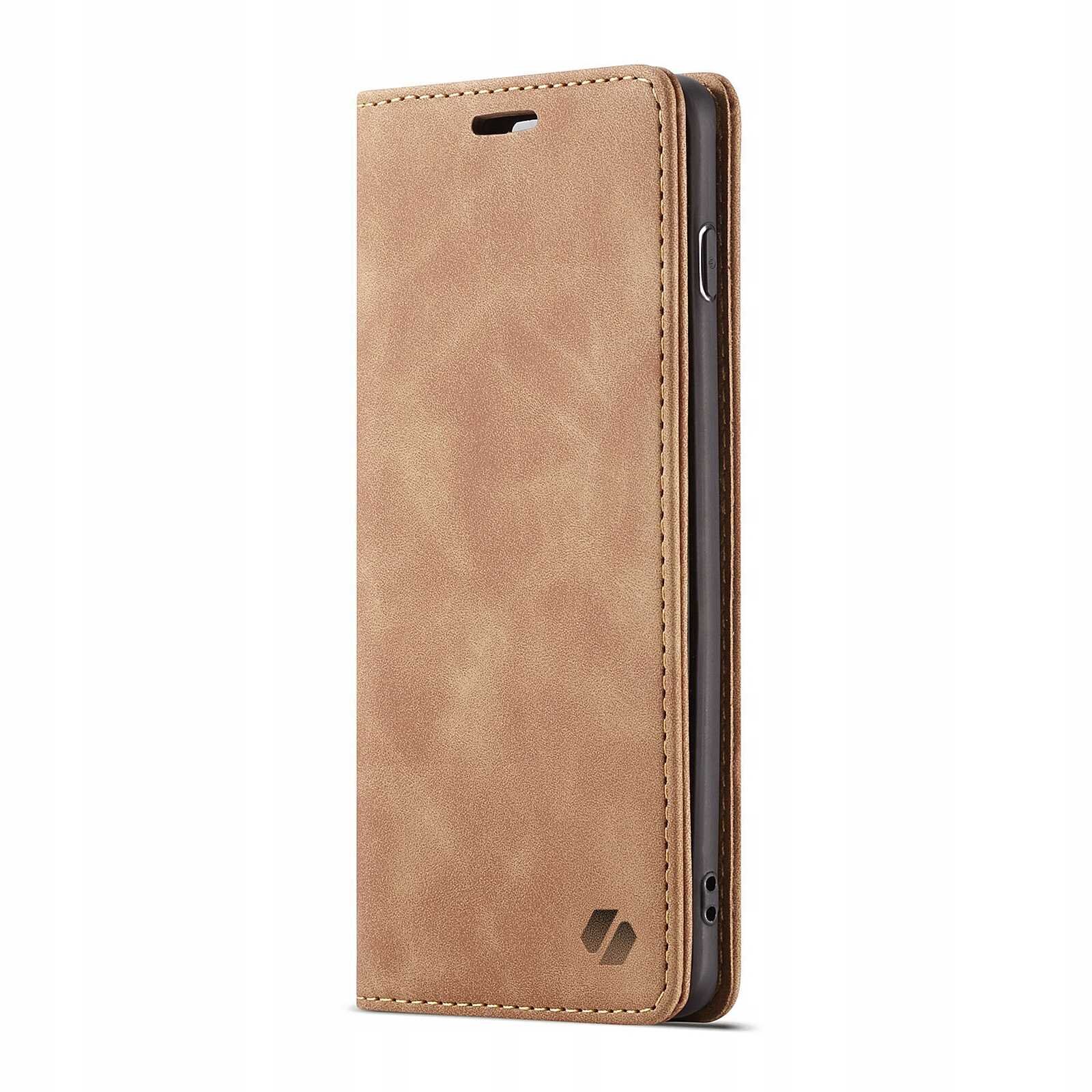 Brązowe etui z klapką do telefonu, z widocznym logo producenta w dolnym rogu. Etui jest zamknięte, a na górze znajduje się otwór na głośnik.