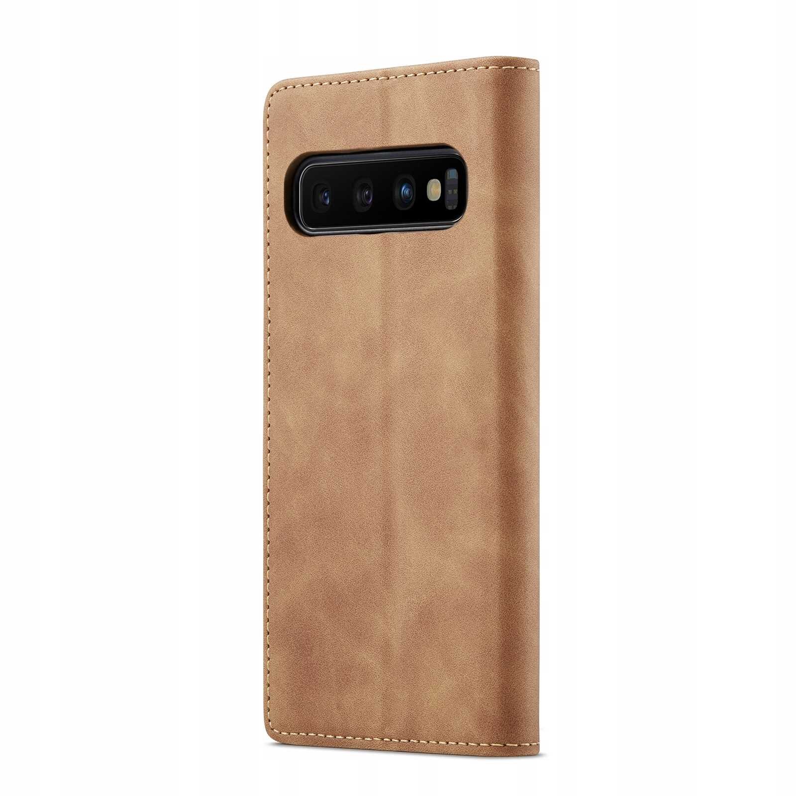 Brązowe etui z klapką, wykonane z materiału imitującego skórę, z wycięciem na aparat fotograficzny telefonu.