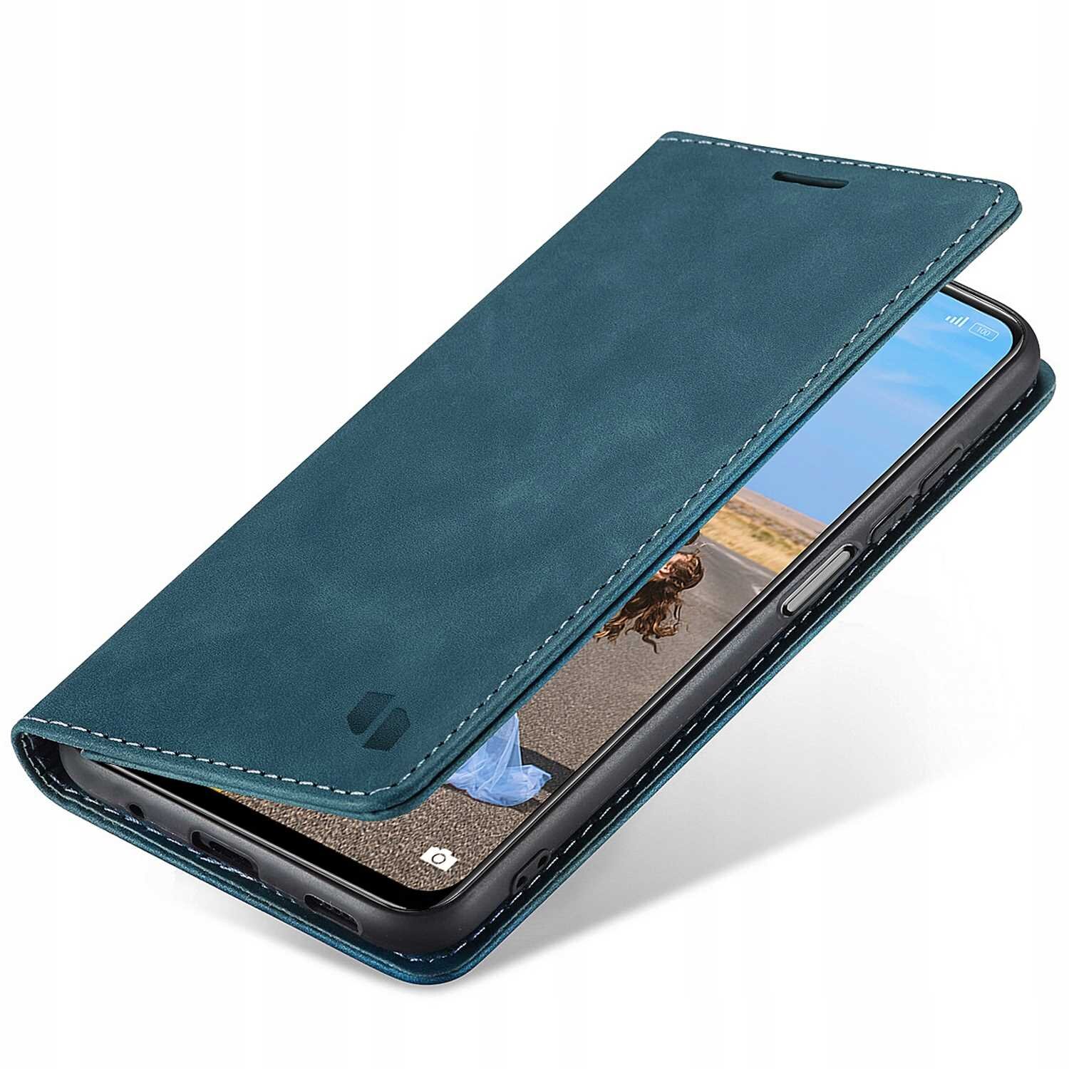 Niebieskie etui z klapką na smartfon, z widocznym logo producenta. Telefon w etui wyświetla zdjęcie drogi z osobą i psem.