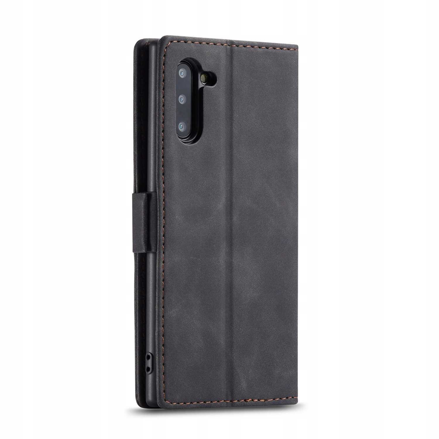 Czarne etui z klapką na telefon z widocznymi przeszyciami i otworem na aparat. Etui jest zamknięte, a jego powierzchnia ma matowe wykończenie.