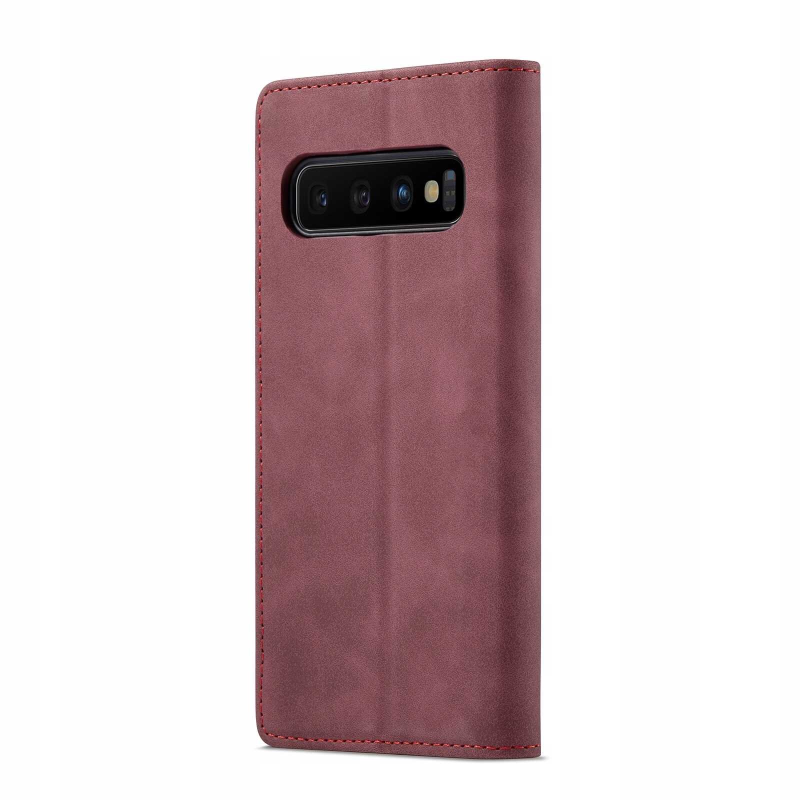 Czerwone etui z klapką na telefon, z wycięciem na aparat fotograficzny. Materiał wygląda na gładki i ma widoczne przeszycia.