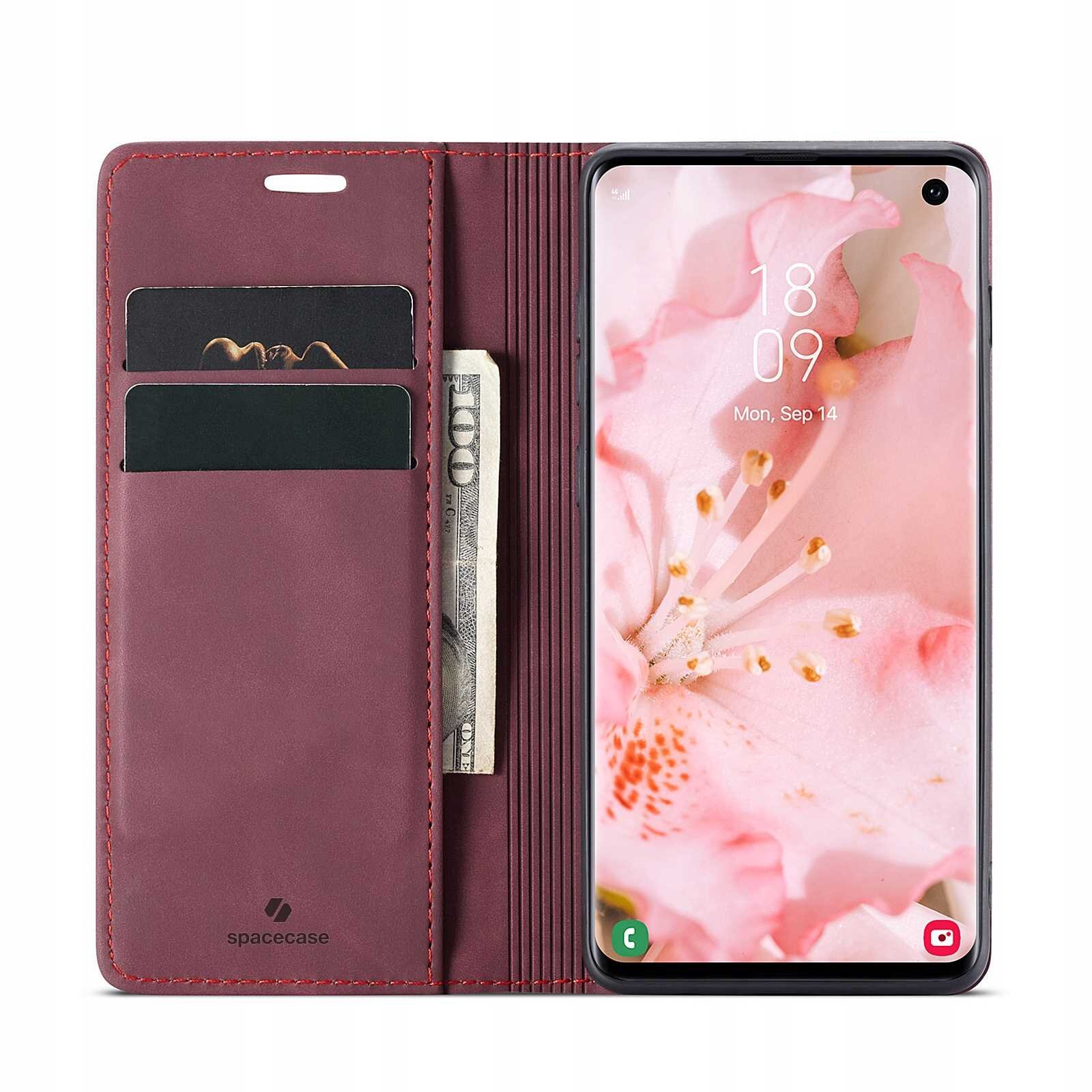 Etui z klapką w kolorze czerwonym z miejscem na karty i banknoty, obok smartfon z wyświetlaczem pokazującym różowy kwiat. Na etui widoczne jest logo \'spacecase\'.