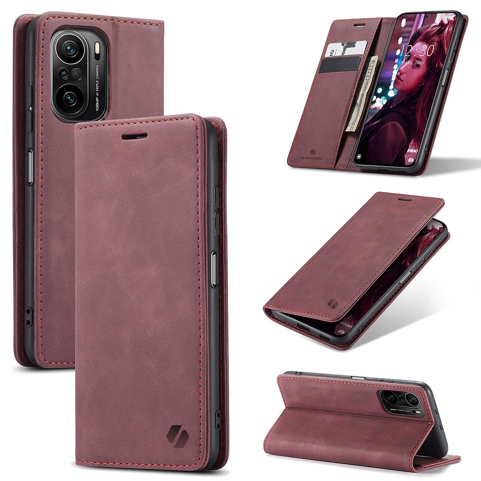 Czerwone etui z klapką na telefon, z miejscem na karty i funkcją stojaka. Widoczne logo producenta na dolnej części etui.