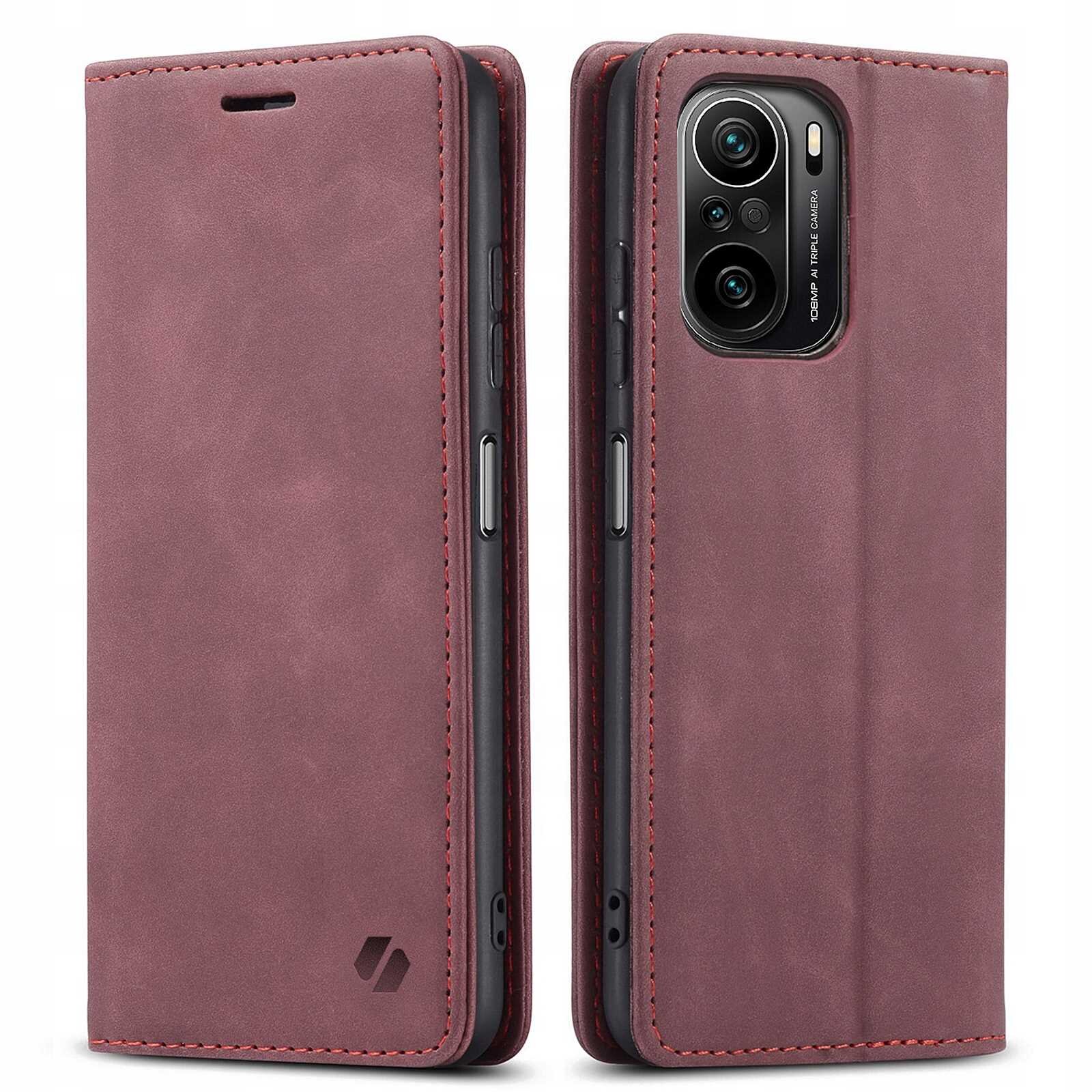 Czerwone etui z klapką na telefon, widoczne z przodu i z tyłu, z wycięciem na aparat. Na dolnej części etui znajduje się logo producenta.