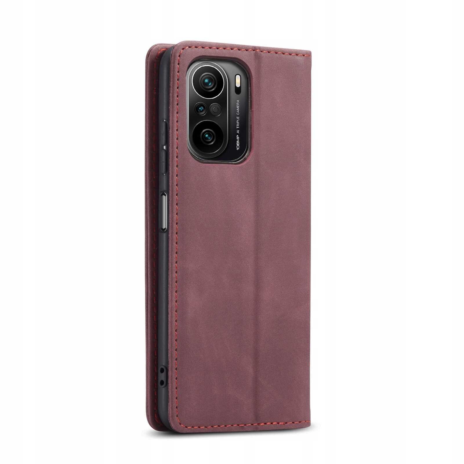 Czerwone etui z klapką na smartfon, z widocznym wycięciem na aparat fotograficzny. Etui ma gładką powierzchnię i przeszycia wzdłuż krawędzi.