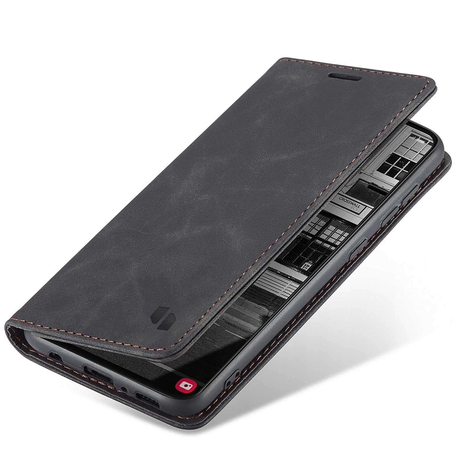 Czarne etui z klapką na telefon, z widocznymi przeszyciami na krawędziach. Wewnątrz etui znajduje się telefon z wyświetlonym czarno-białym obrazem budynków.