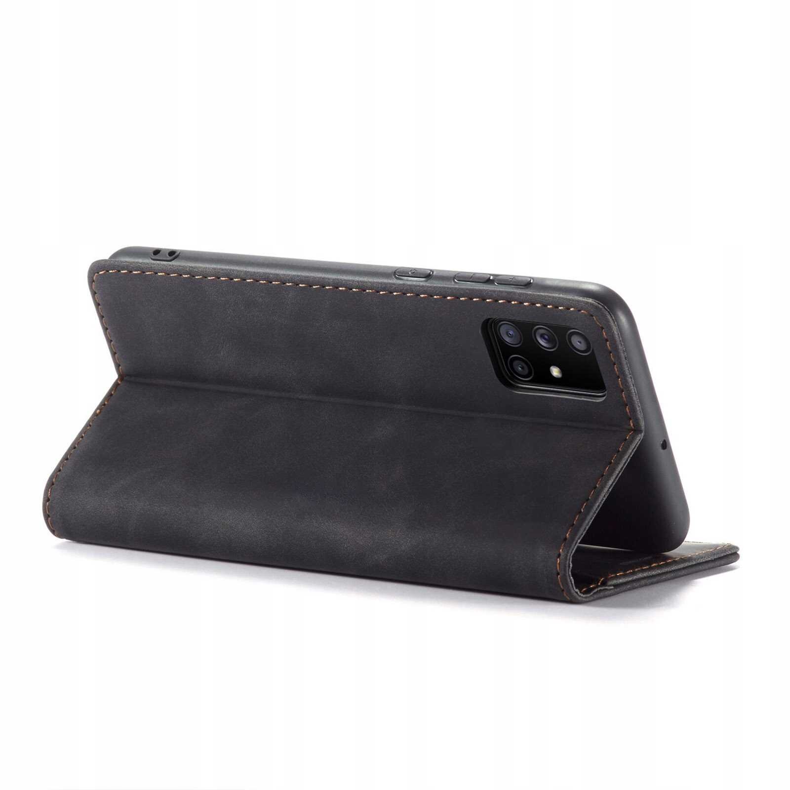 Czarne etui z klapką do telefonu, ustawione w pozycji stojącej, z widocznymi przeszyciami na krawędziach. W etui znajduje się telefon z widocznymi aparatami fotograficznymi.