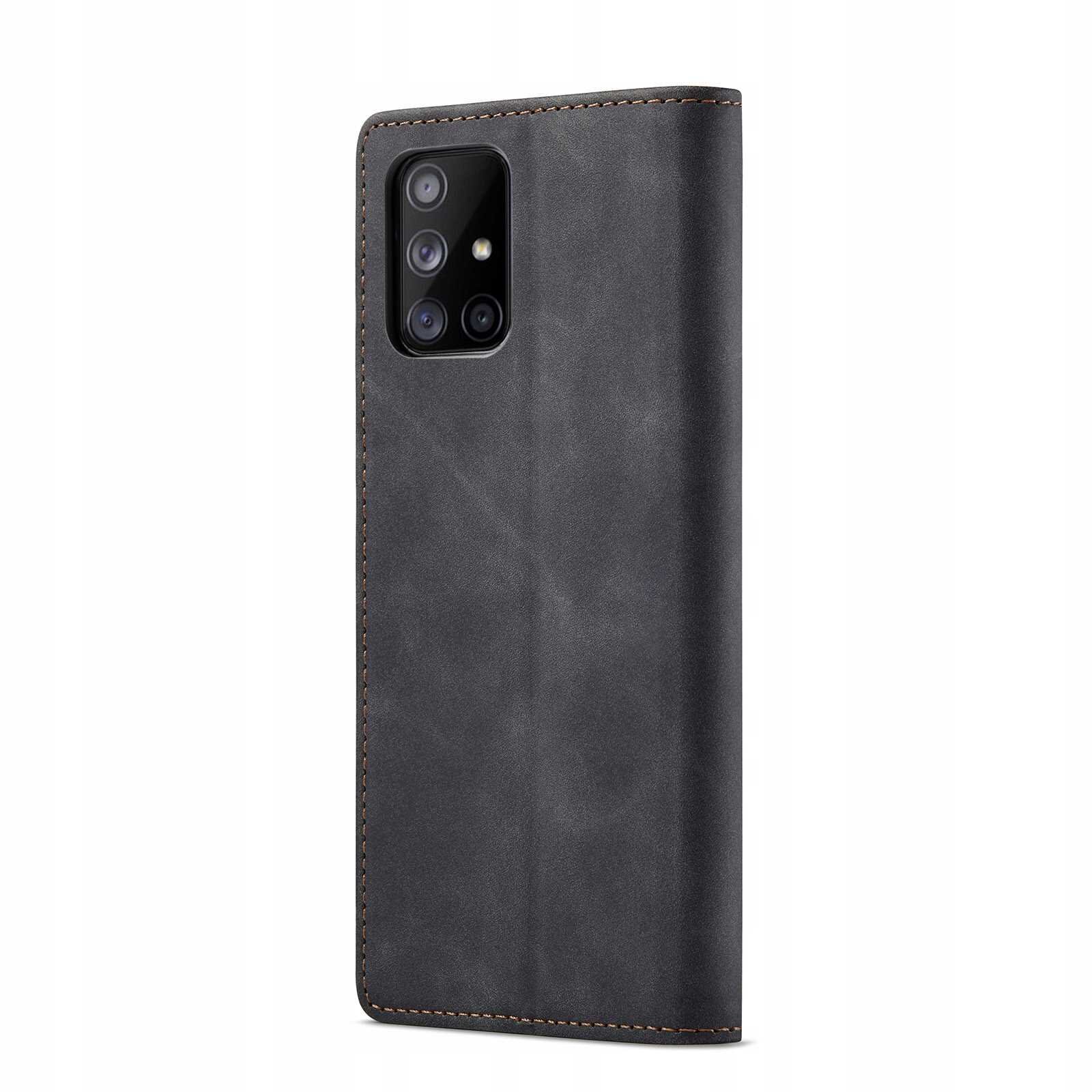 Czarne etui z klapką na telefon z widocznymi wycięciami na aparat fotograficzny. Etui ma gładką powierzchnię i kontrastowe przeszycia na krawędziach.