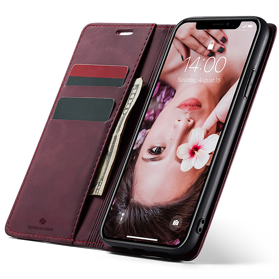 Czerwone etui z klapką na telefon, z miejscem na karty i banknoty, z logo \'spacecase\'. W etui znajduje się telefon z wyświetlaczem pokazującym godzinę 14:00 i datę Saturday, August 15.
