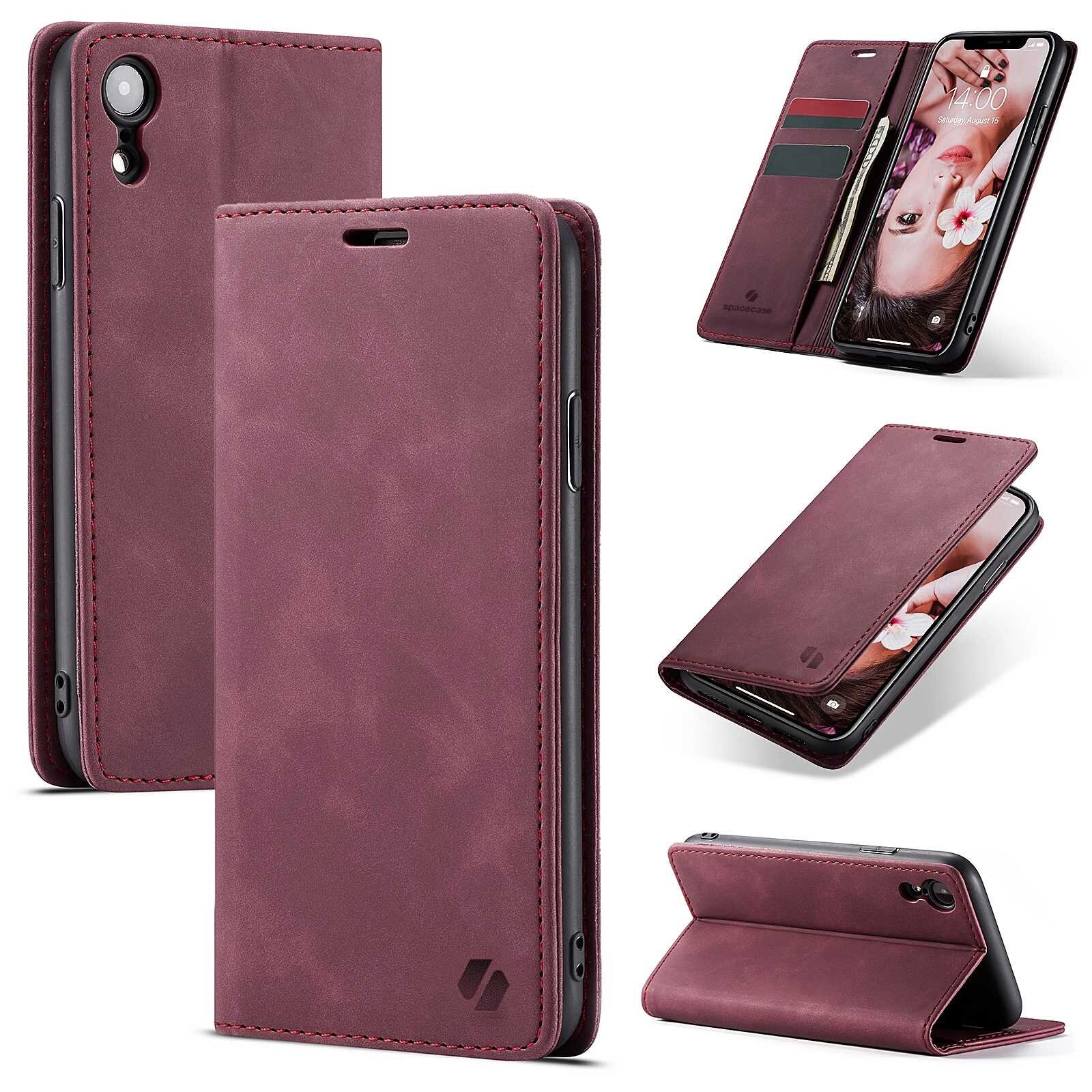 Na obrazie widoczne jest czerwone etui z klapką do telefonu, które posiada miejsce na karty oraz funkcję stojaka. Etui jest przedstawione z różnych perspektyw, ukazując jego funkcjonalność i detale.