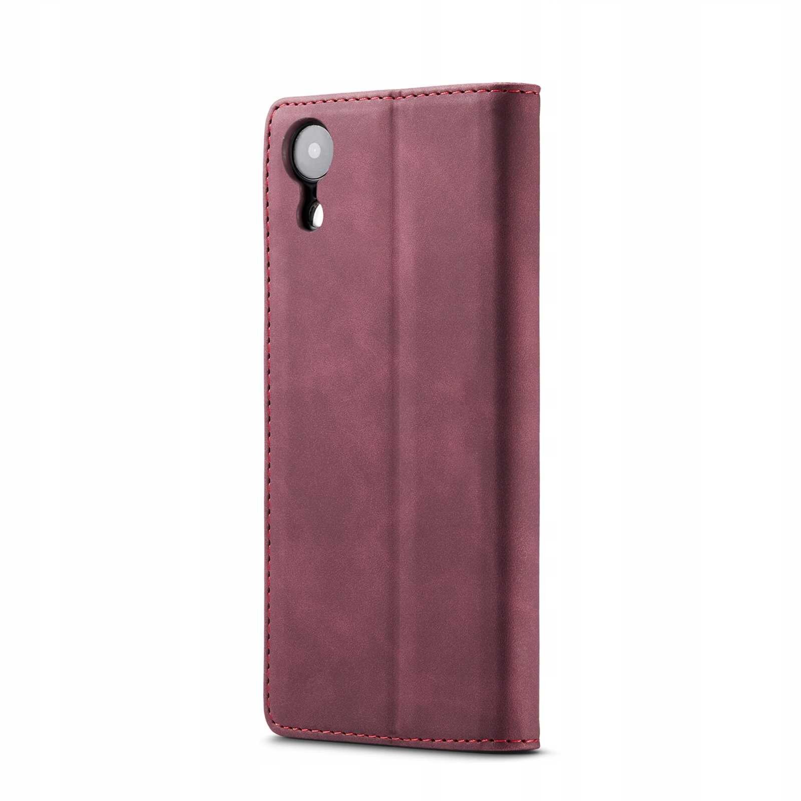 Czerwone etui z klapką do telefonu, z wycięciem na aparat fotograficzny. Materiał wygląda na gładki i ma widoczne przeszycia na krawędziach.