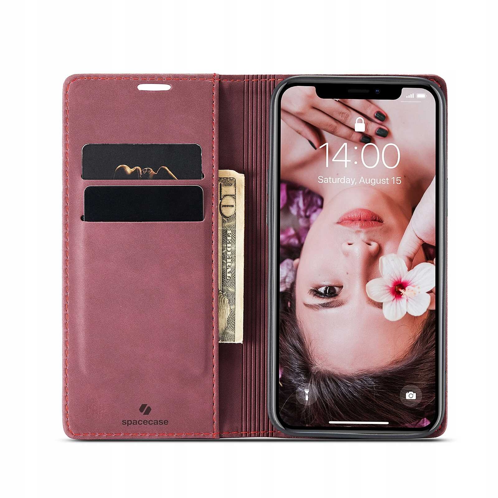 Czerwone etui z klapką na telefon, z miejscem na karty i banknoty, obok którego znajduje się telefon z wyświetlaczem pokazującym godzinę 14:00 i datę Saturday, August 15. Na etui widoczne jest logo \'spacecase\'.