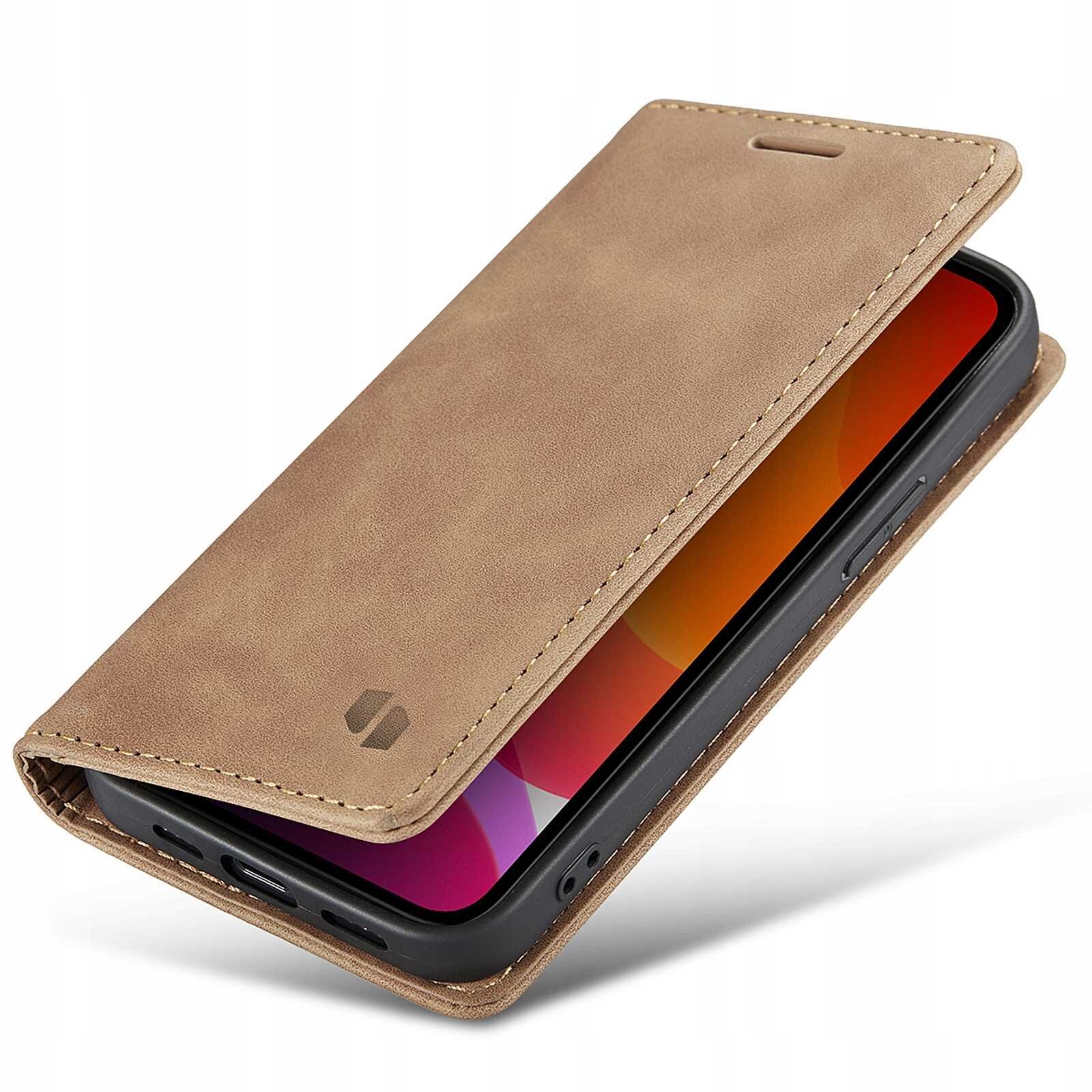 Brązowe etui z klapką na telefon, z widocznym logo producenta na klapce. Telefon w środku ma wyświetlony gradientowy ekran.