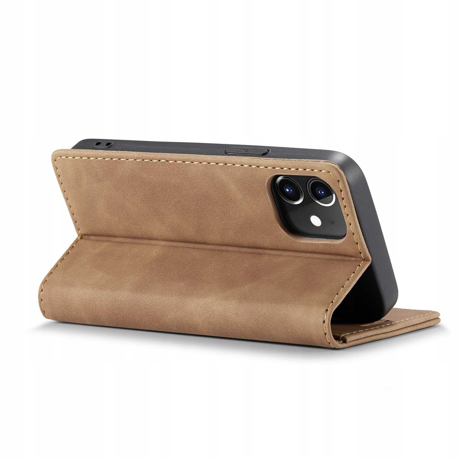 Brązowe etui z klapką, ustawione w pozycji stojącej, z widocznymi dwoma otworami na aparat telefonu. Etui wykonane jest z materiału imitującego skórę.
