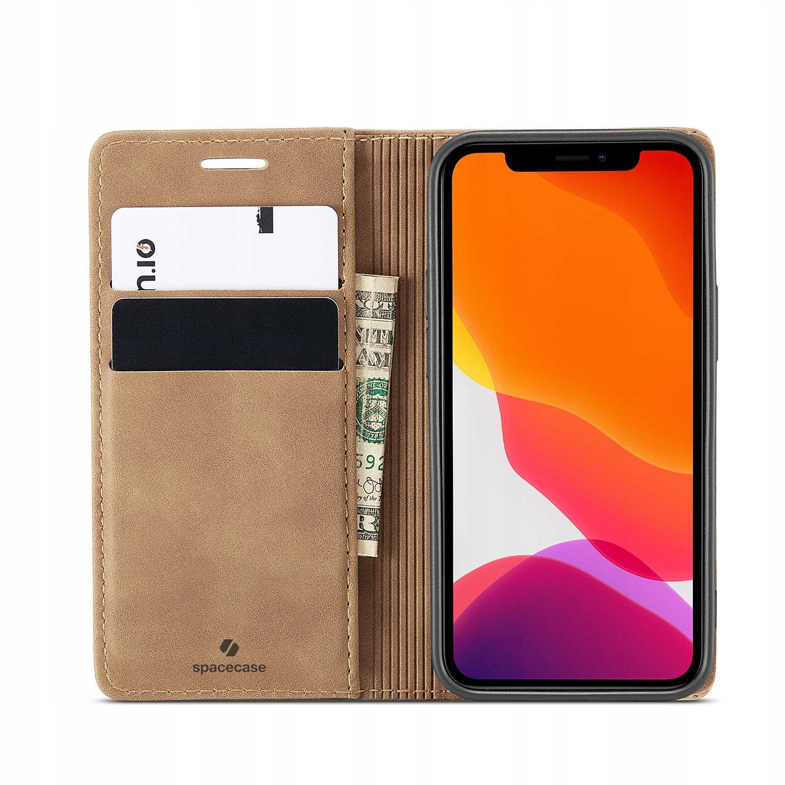 Brązowe etui z klapką na telefon, z miejscem na karty i banknoty, obok którego znajduje się telefon z kolorowym ekranem. Na etui widoczne jest logo \'spacecase\'.