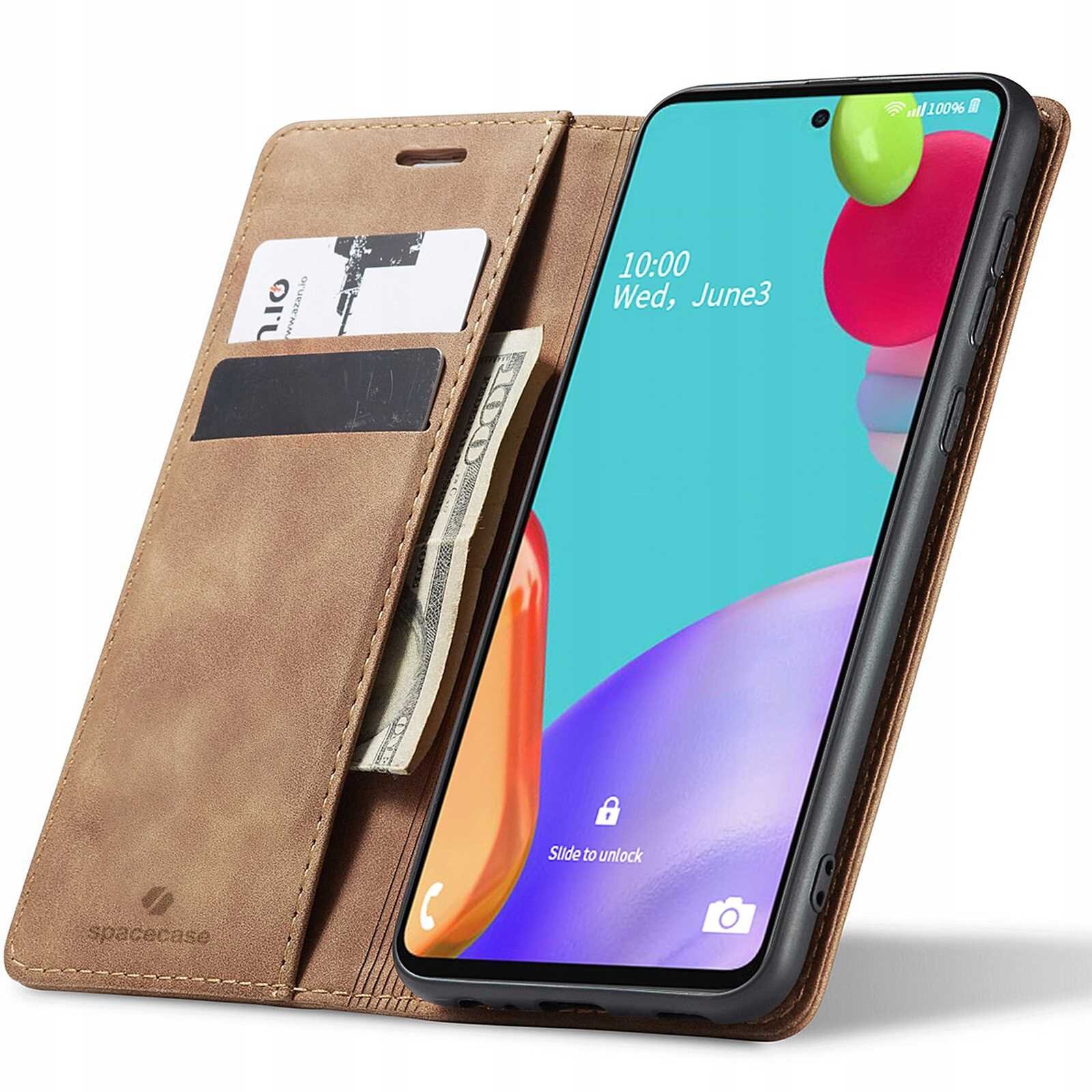 Brązowe etui z klapką na telefon, z miejscem na karty i banknoty. Na ekranie telefonu widoczny jest kolorowy wyświetlacz z datą \'Wed, June 3\' i godziną \'10:00\'.
