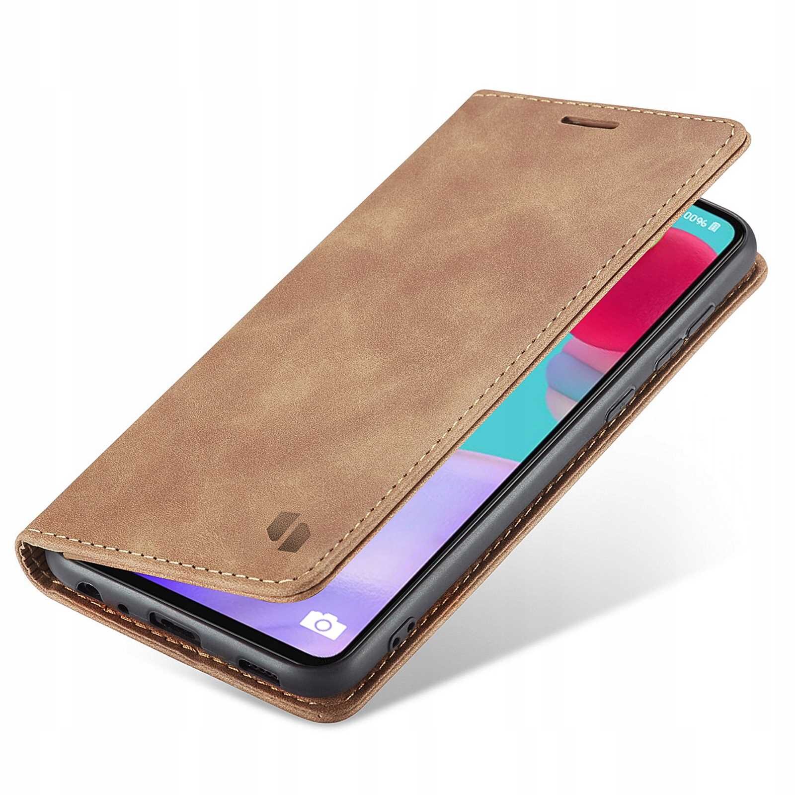 Brązowe etui z klapką na smartfon, z widocznym wycięciem na głośnik i logo producenta. Telefon w etui wyświetla kolorowy ekran.