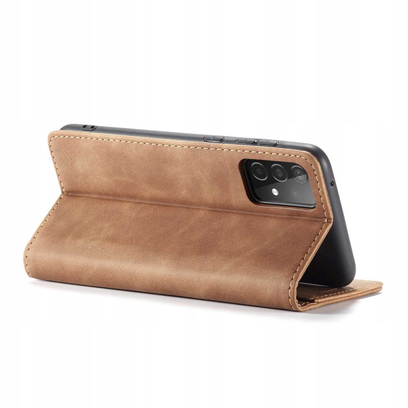 Brązowe etui z klapką ustawione w pozycji stojącej, z widocznymi trzema obiektywami aparatu telefonu. Etui ma wyraźne przeszycia na krawędziach.