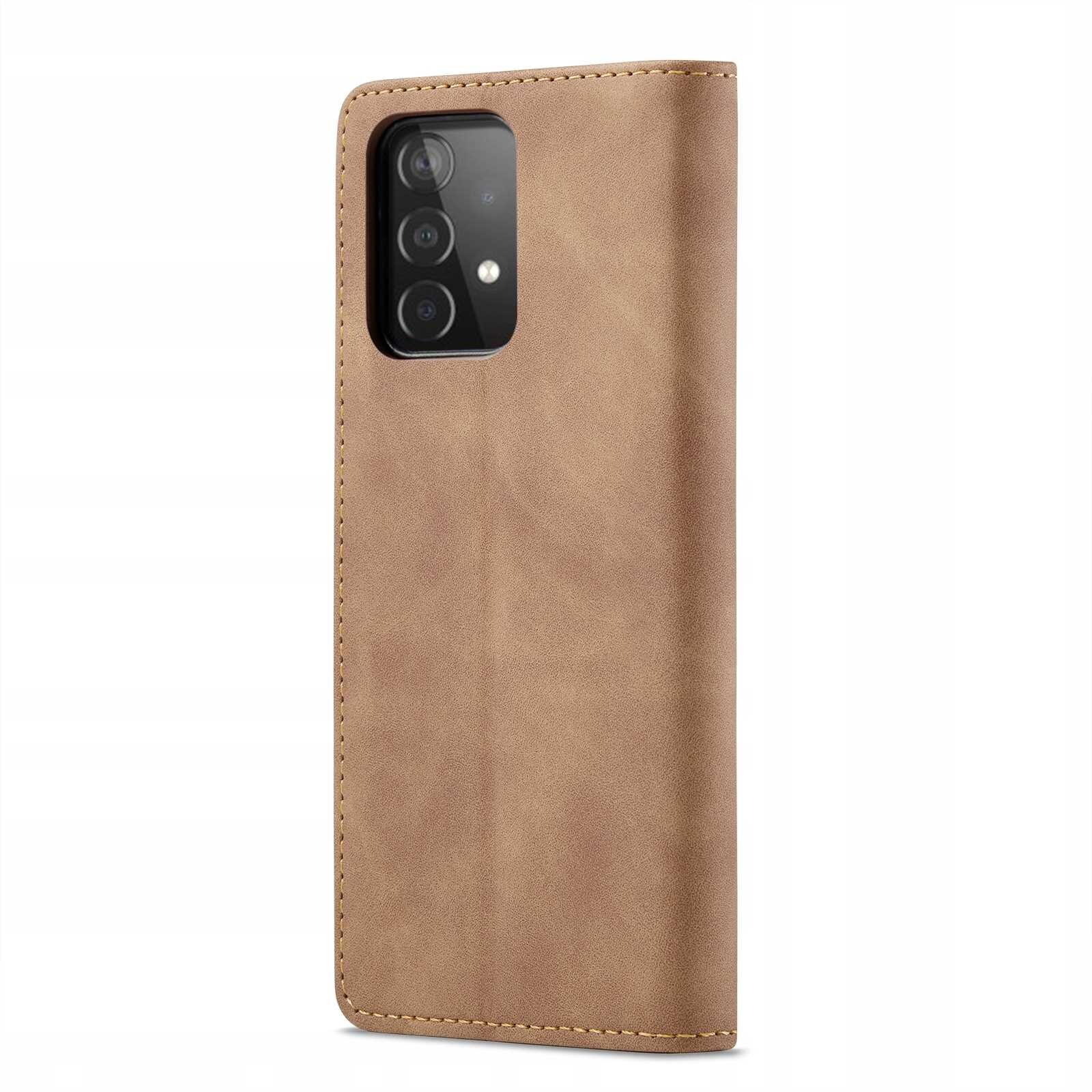 Brązowe etui z klapką na telefon, z widocznymi wycięciami na aparat. Materiał wygląda na skórzany z widocznymi przeszyciami.