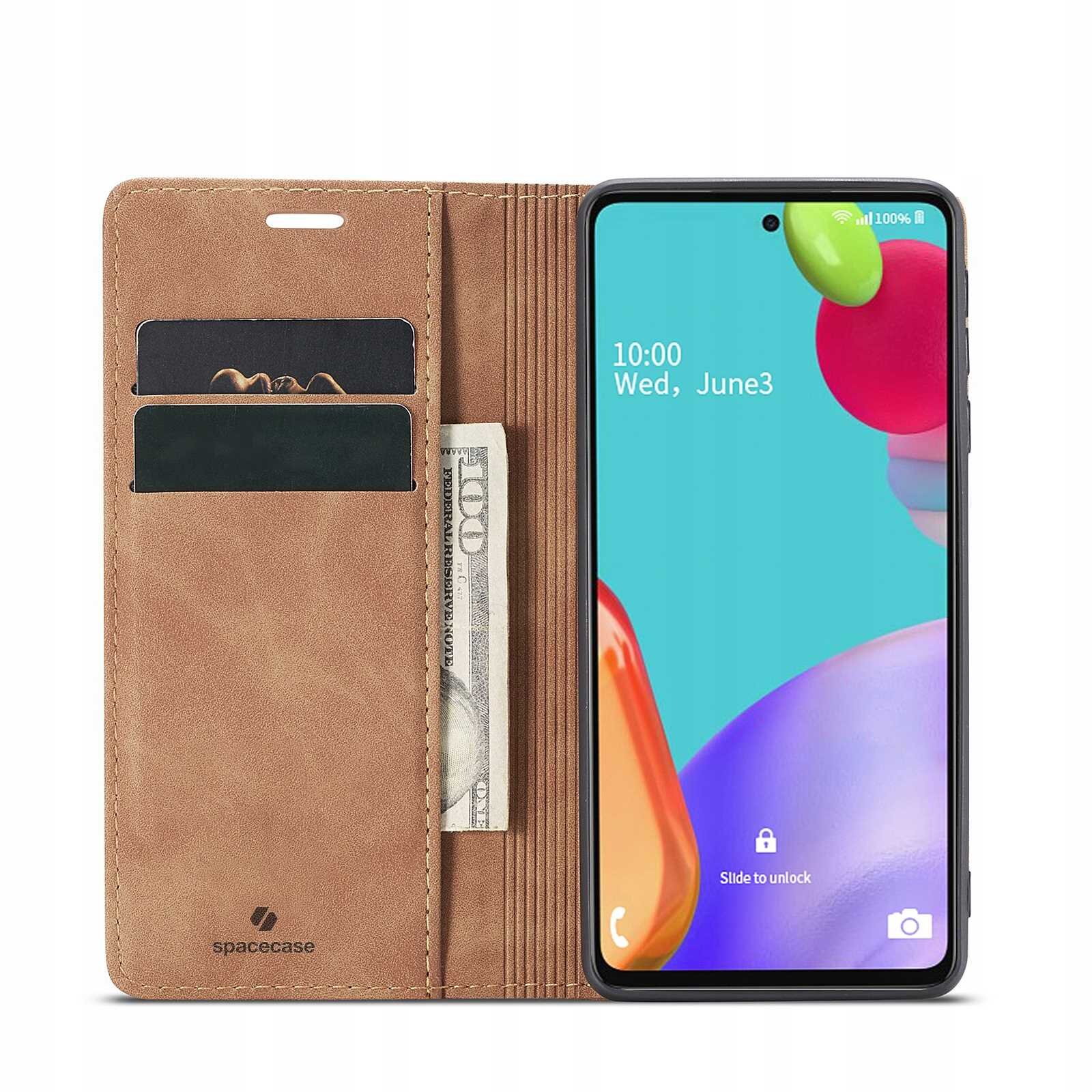 Brązowe etui z klapką zawiera kieszenie na karty i banknoty oraz miejsce na telefon. Na ekranie telefonu widoczny jest napis \'10:00 Wed, June3\' oraz ikony blokady i aparatu.