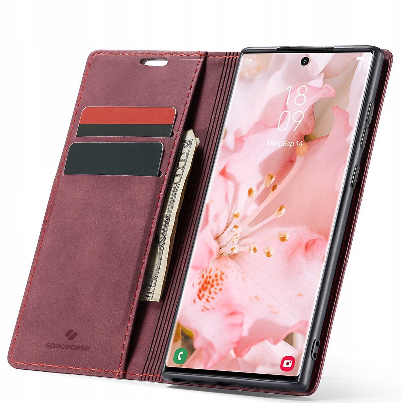 Czerwone etui z klapką na telefon, z miejscem na karty i banknoty, obok telefonu z wyświetlaczem pokazującym kwiatowy motyw. Na etui widoczne jest logo \'spacecase\'.