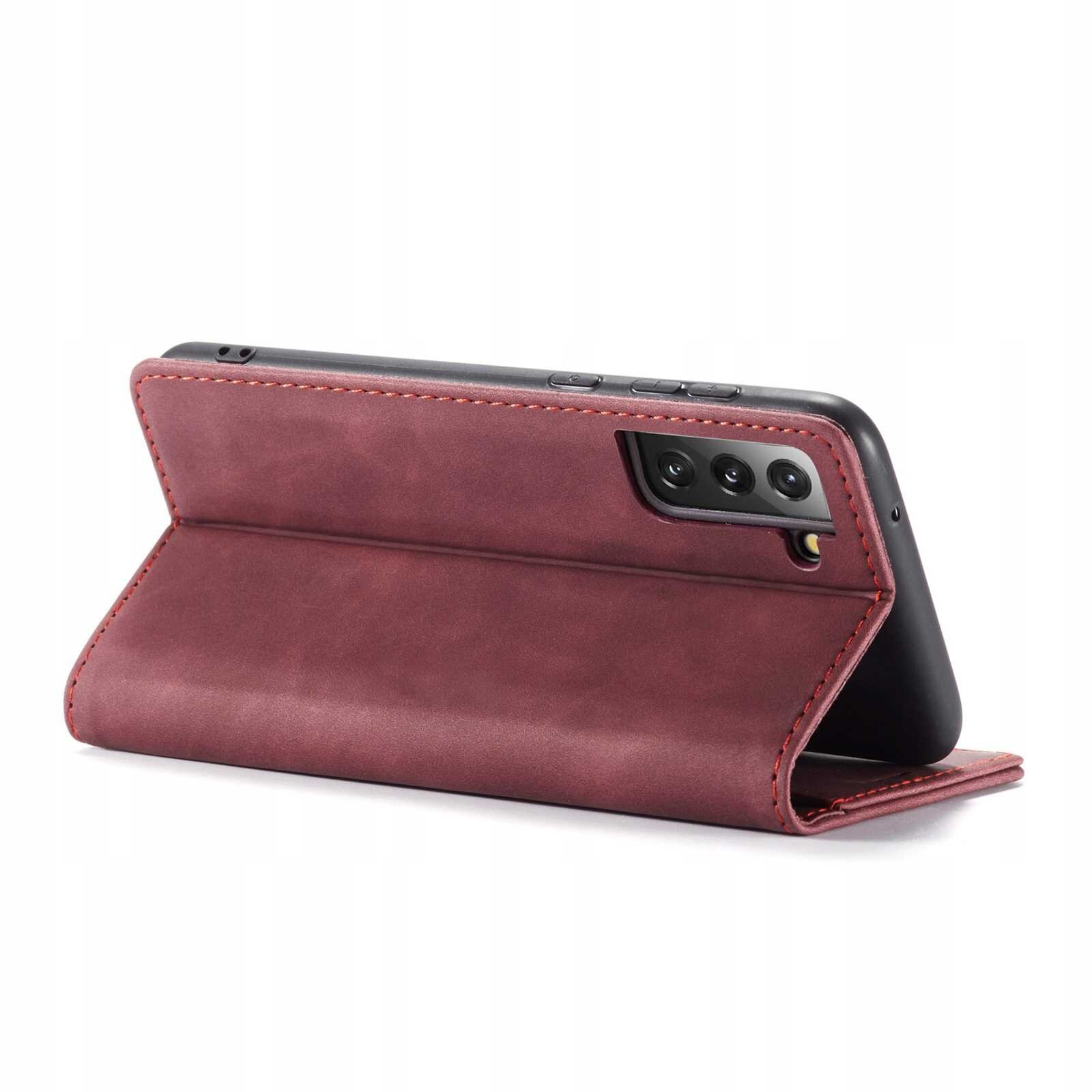 Czerwone etui z klapką ustawione w pozycji stojącej, z widocznymi trzema obiektywami aparatu telefonu. Etui ma gładką powierzchnię i przeszycia wzdłuż krawędzi.