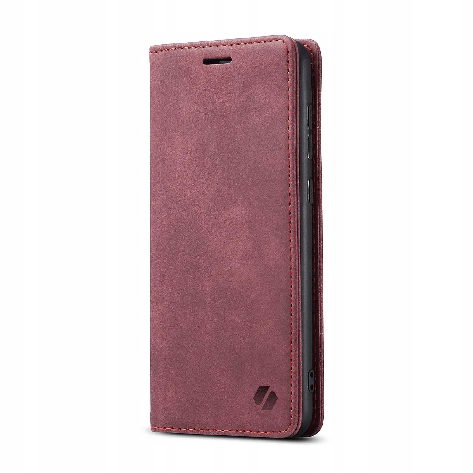 Czerwone etui z klapką do telefonu, wykonane z materiału przypominającego skórę, z widocznym logo w dolnym rogu. Etui jest zamknięte, a na jego boku widoczne są przyciski telefonu.