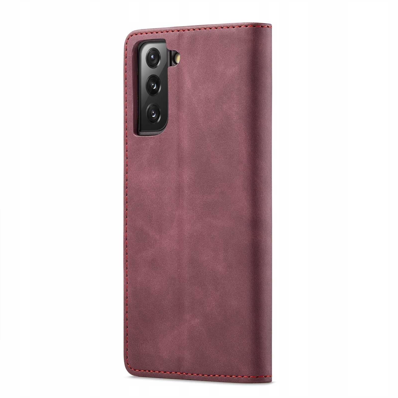 Czerwone etui z klapką do telefonu, z trzema wycięciami na aparaty fotograficzne. Materiał wygląda na skórzany z widocznymi przeszyciami.
