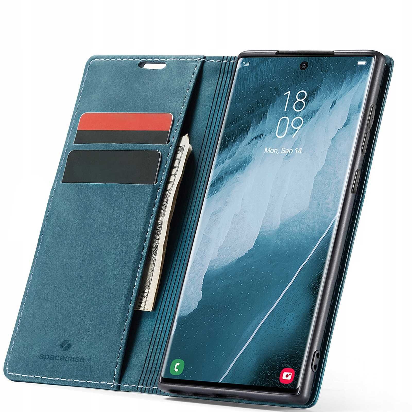 Etui z klapką w kolorze niebieskim, z miejscem na karty i banknoty, obok smartfona z wyświetlaczem pokazującym datę i godzinę. Na etui widoczne jest logo \'spacecase\'.