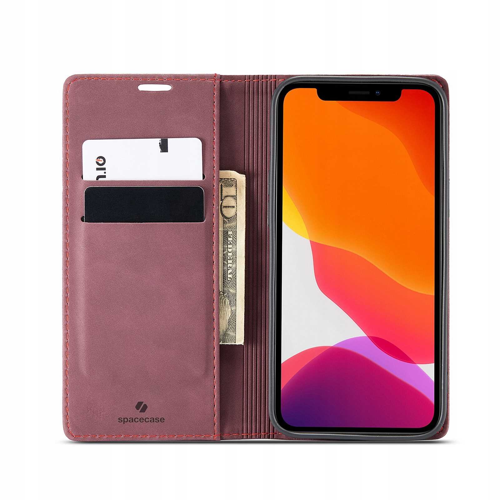 Czerwone etui z klapką na telefon, z miejscem na karty i banknoty, obok telefonu z kolorowym ekranem. Widoczne logo: spacecase.
