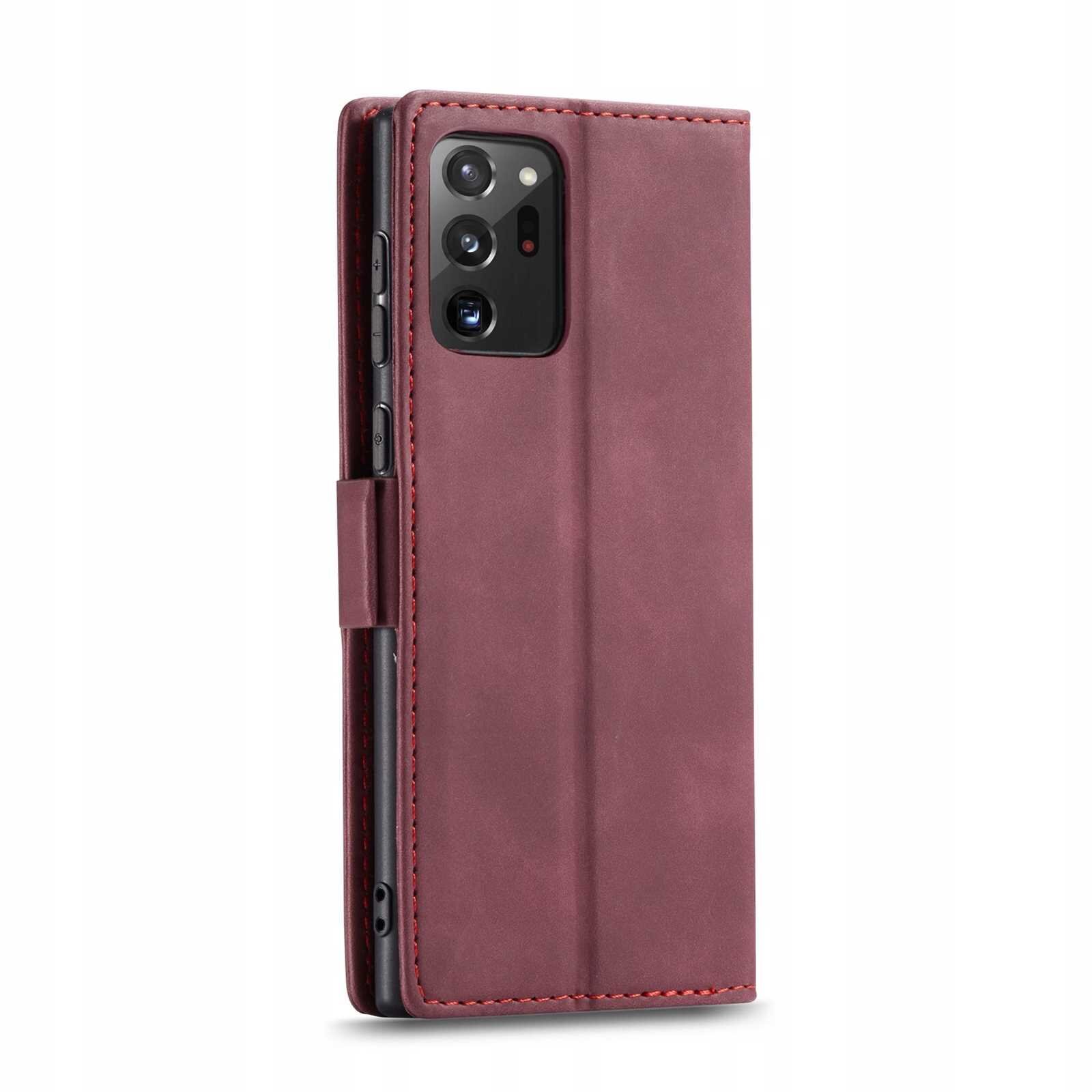 Czerwone etui z klapką na smartfon, z widocznymi wycięciami na aparat i przyciski boczne. Etui ma gładką powierzchnię i przeszycia na krawędziach.
